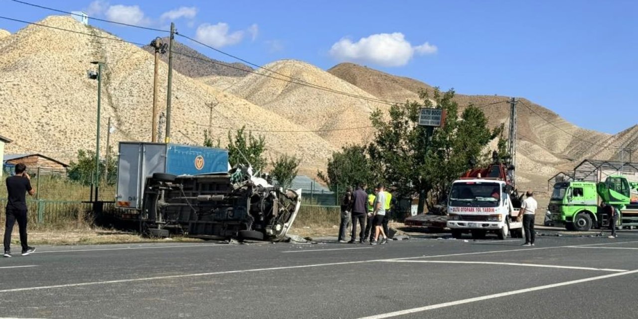 Oltu-Ardahan yolunda traktör ile minibüs çarpıştı: 2’si ağır 3 yaralı
