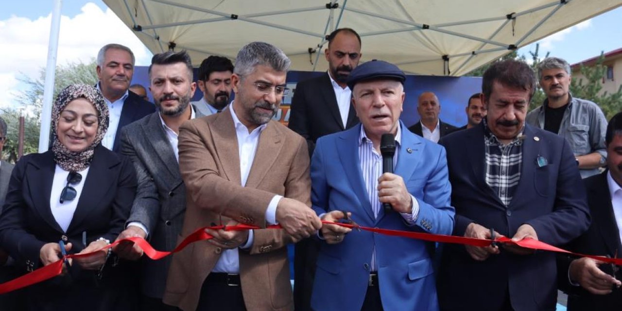 Karayazı’da köy yollarında asfalt seferberliği: Yüzde 60 tamamlandı