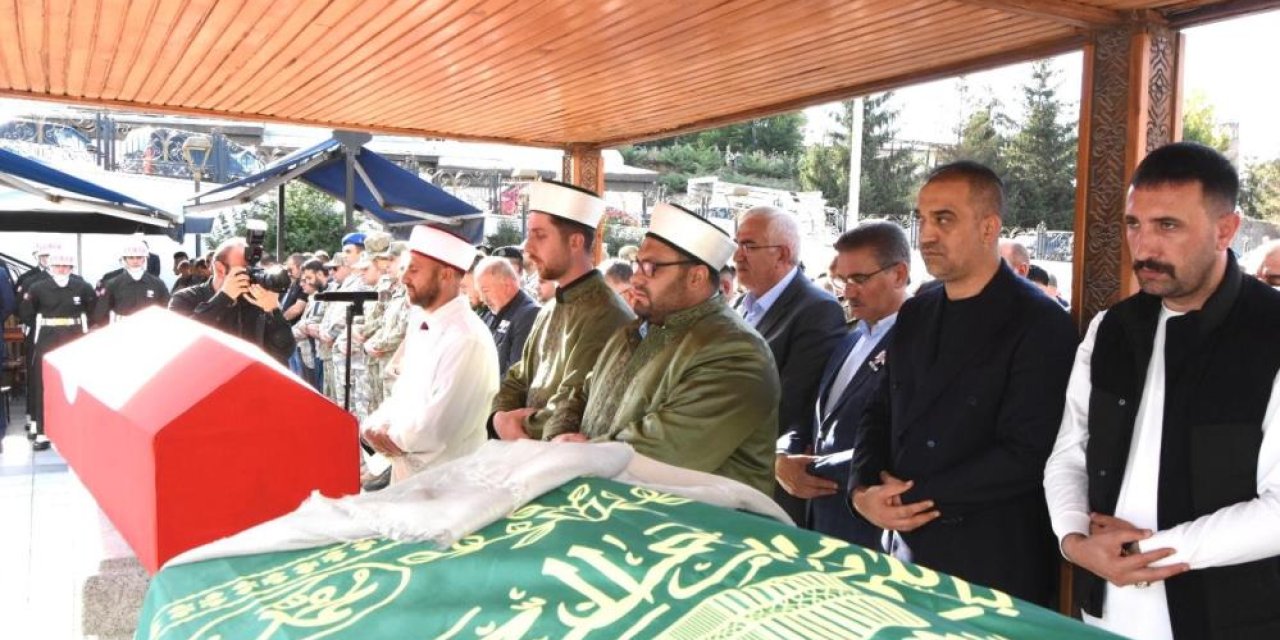 Narmanlı Camii’nde iki ayrı veda: Erzurum genç akademisyen ve gazisine ağladı