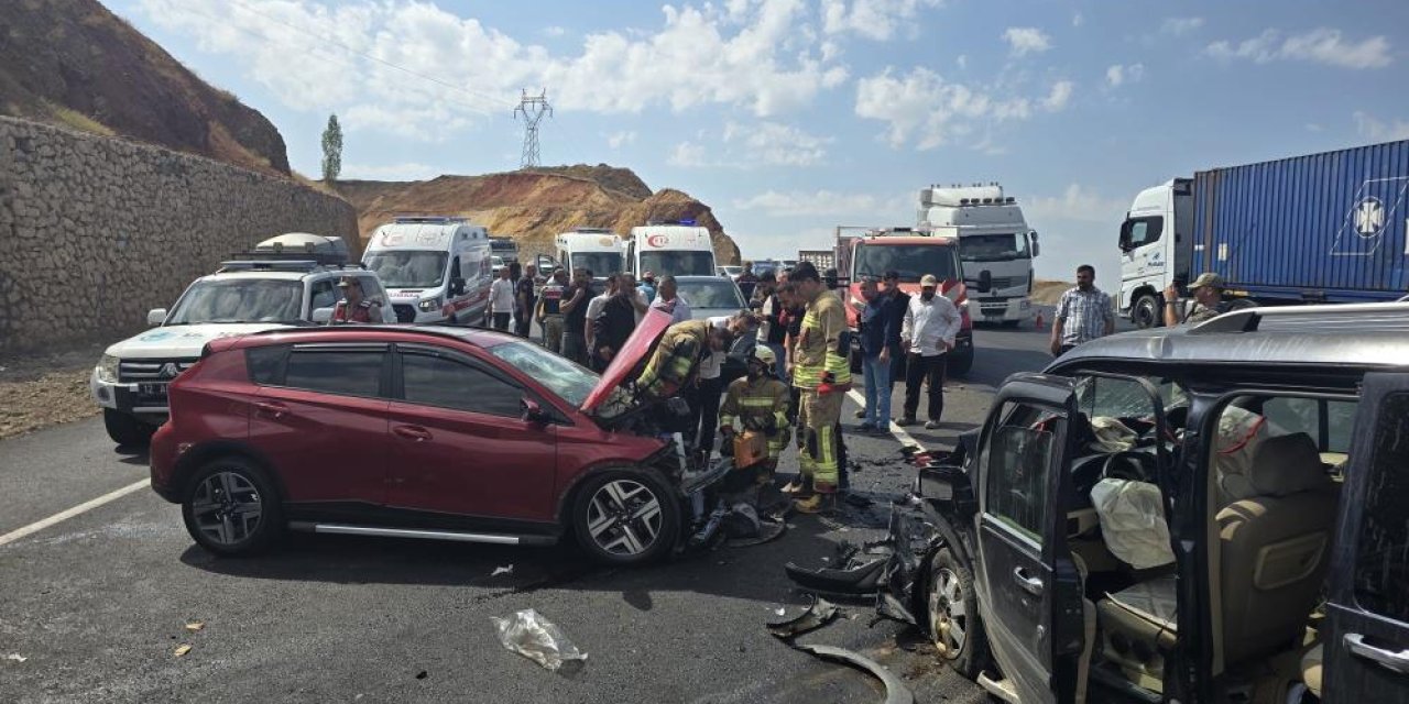 Bingöl-Erzurum yolunda kaza: Otomobil ile hafif ticari araç çarpıştı, 6 yaralı