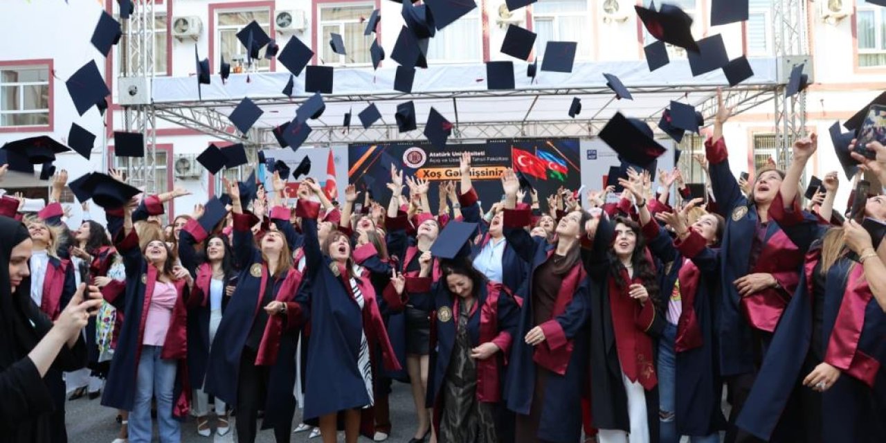 Atatürk Üniversitesi’nin Bakü’deki mezuniyet töreninde 200 öğrenci kep attı