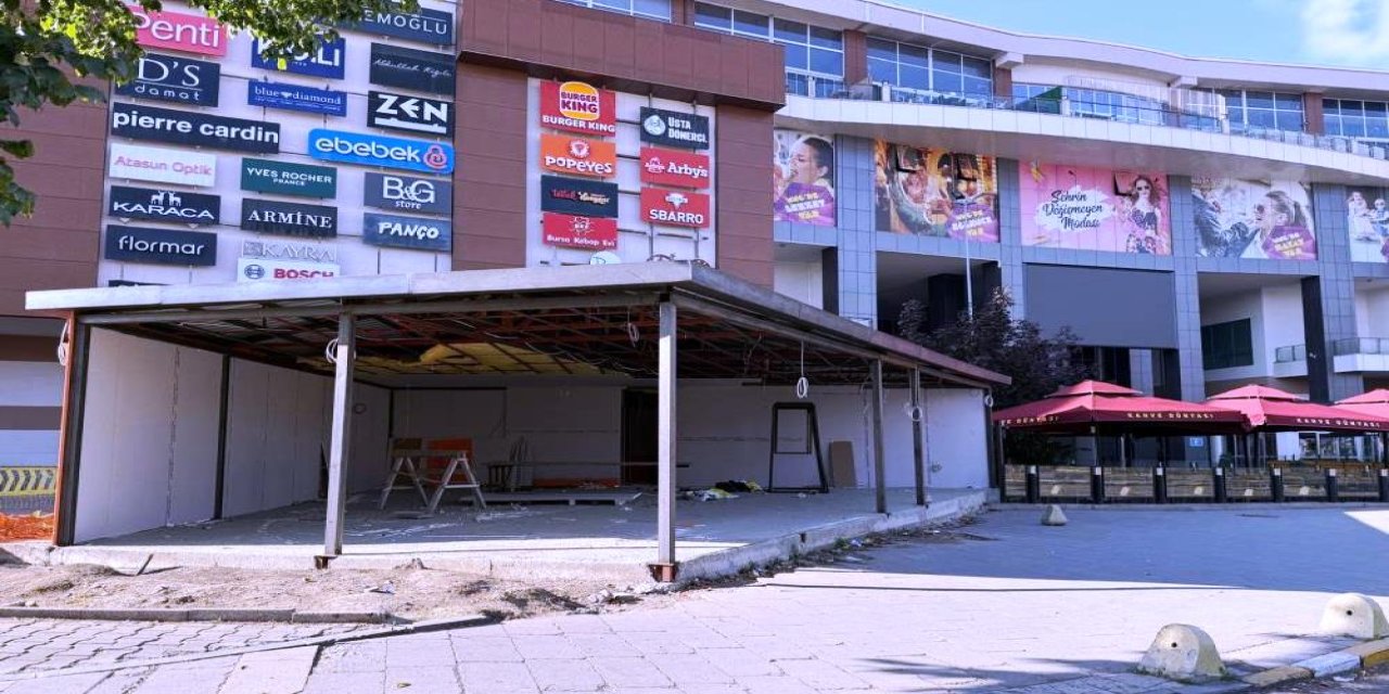 MNG AVM önündeki yapı tepki çekti: Kaldırım geçişine engel oldu