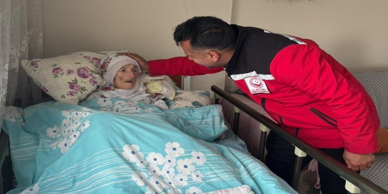 114 yaşındaki Salli Nineye anlamlı ziyaret: Torunlarının torunlarını gördü