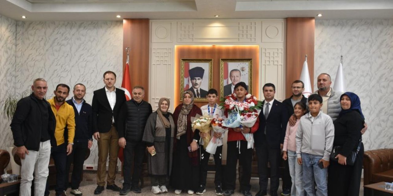 Balkan şampiyonu ve üçüncüsü Erzurum’da çiçeklerle karşılandı