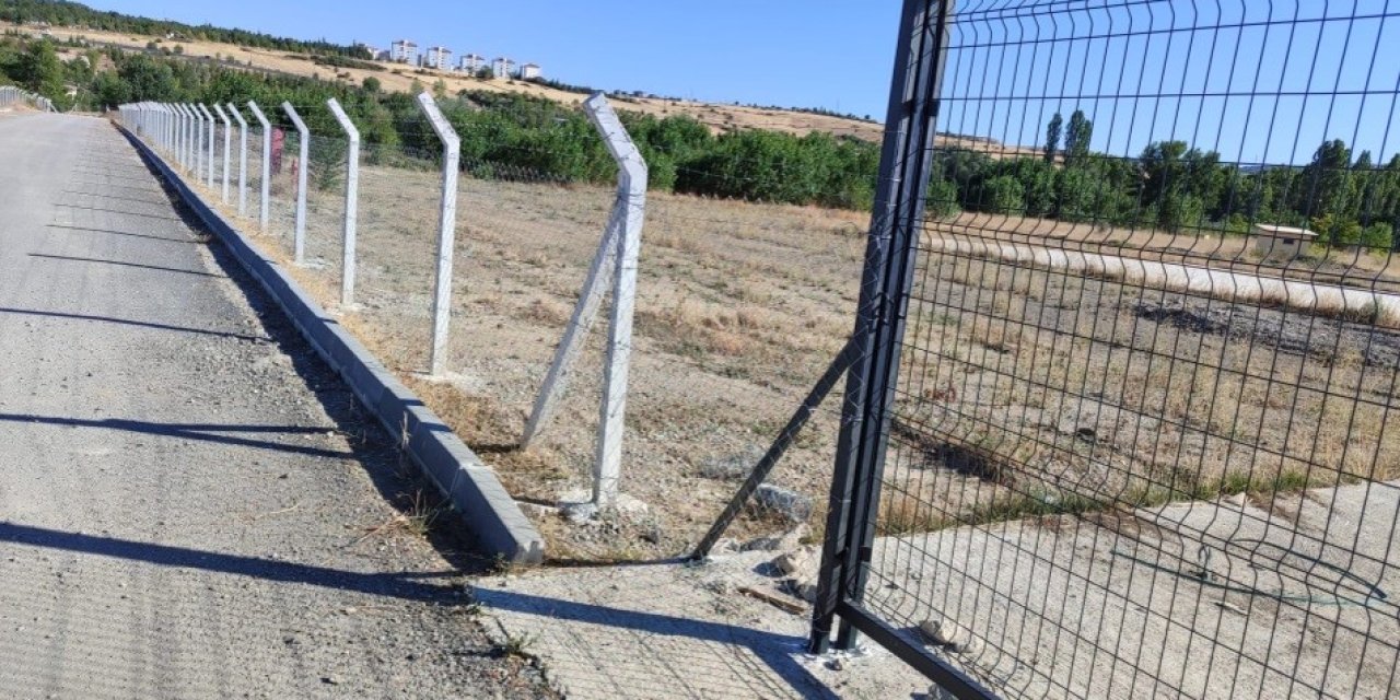 Kafes Tel Örgü: Güvenliğin ve Sınırların Vazgeçilmez Çözümü