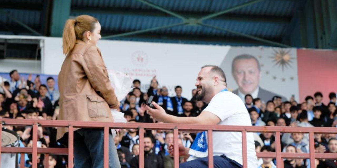 Erzurumspor tribünlerinde aşk dolu anlar! Binlerce taraftarın önünde evlilik teklifi
