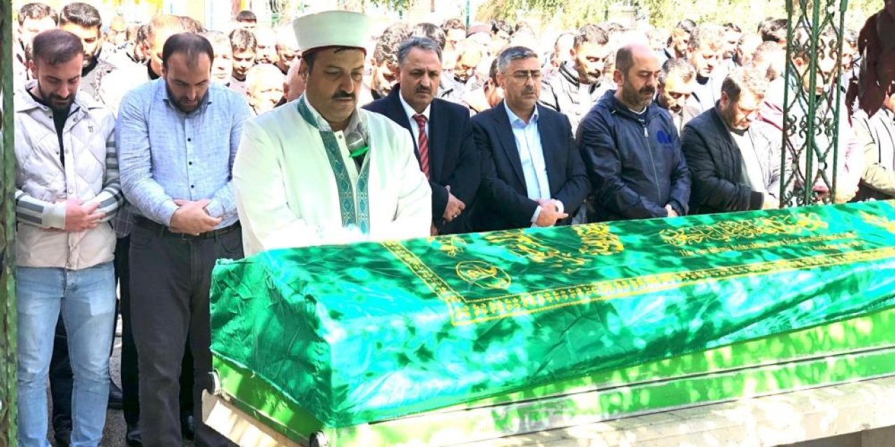 Erzurum'da emekli öğretmen Ruhi Akpınar kalp krizinden hayatını kaybetti