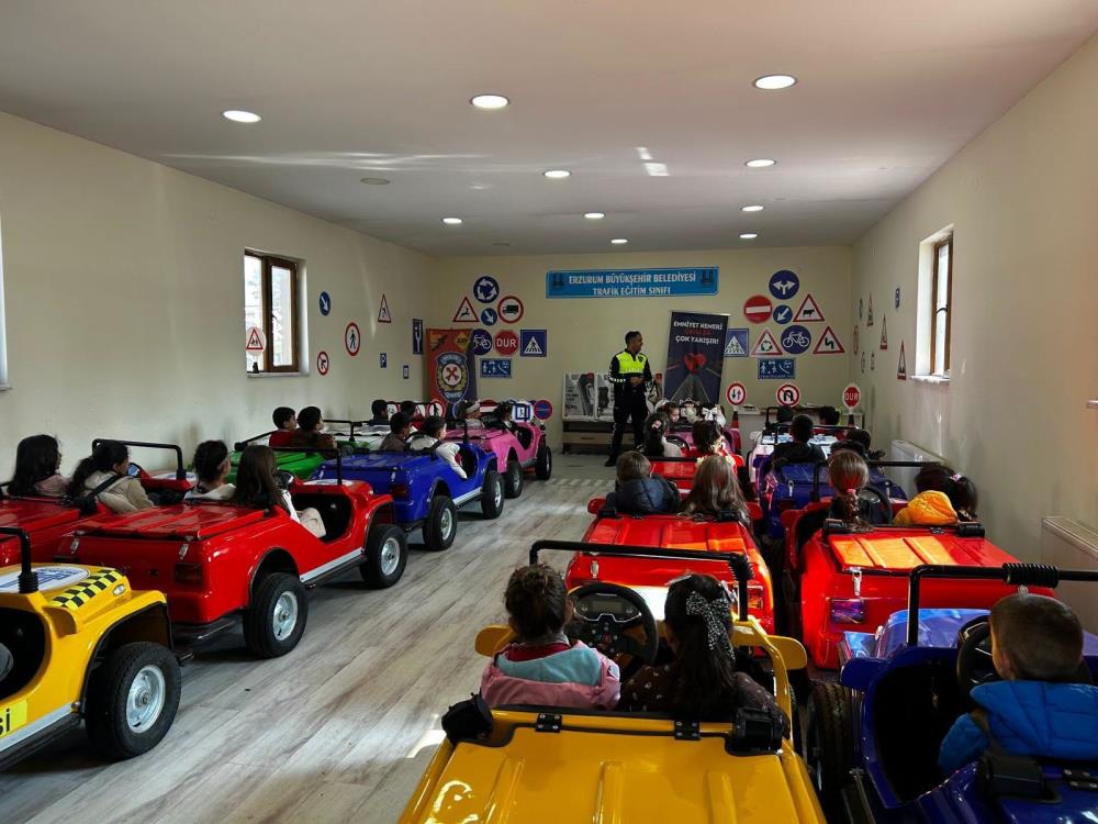 Erzurum’da minikler trafik kurallarını direksiyon başında öğrendi