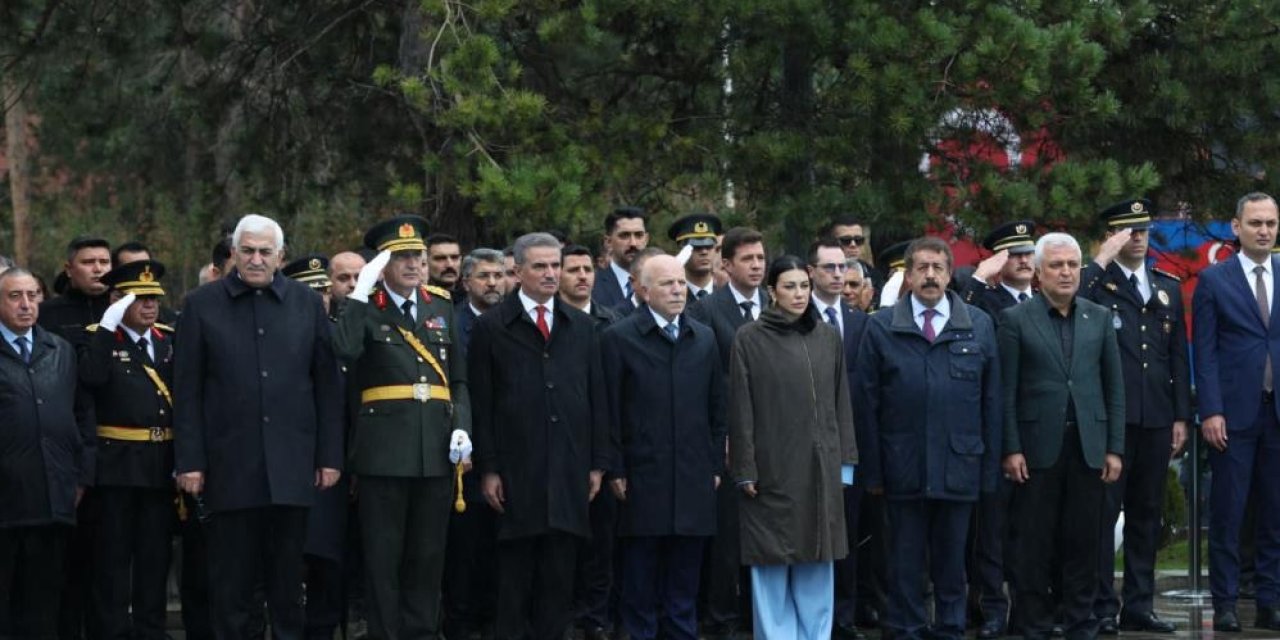 Erzurum’da Cumhuriyet’in 103. yılı için Atatürk Anıtı’na çelenk sunuldu