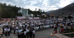 Başkan Sekmen, İspir'de halka iftar yemeği verdi