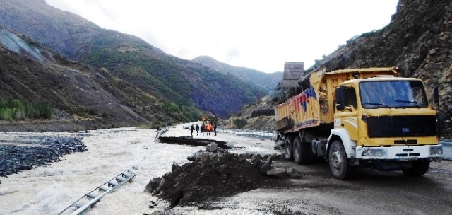 Nehir Suları Erzurum - Erzincan Karayolunu Yuttu