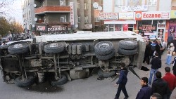 Erzurum'da Yol Çöktü, Kum Yüklü Kamyon Yan Yattı