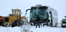 Kar Küreme Aracı İle Yolcu Otobüsü Çarpıştı: 4 Yaralı