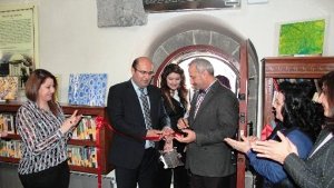 Atatürk Üniversitesi Özel Vakıf Okulları öğrencileri Ebru Sergisi açtı.