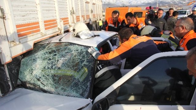 Erzurum'da Trafik Kazası: 5 Askeri Personel Yaralı
