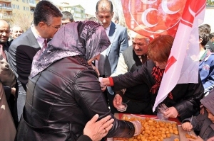 MHP Adayları Lokma Dağıttı