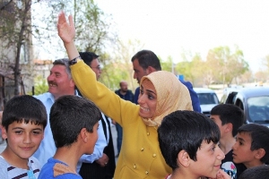 AK Parti'nin Bayan Adayı Çocukluğunun Geçtiği Mahallede Seçim Çalışması Yaptı