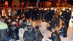 CHP'nin Tır'ı Polis Zoru Ile Kaldırıldı