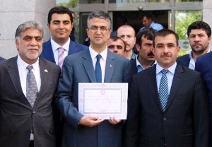 MHP Erzurum Milletvekili Prof. Kamil Aydın Mazbatasını Aldı