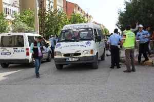Erzurum'da Minibüsün Altında Ezilen Çocuk Ağır Yaralandı