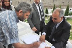 Erzurum'da Başbakan İçin İmza Kampanyası
