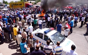 Pasinler ayakta! Bayraklarla yol kestiler