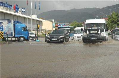 Erzurum'da Sağanak Yağış Hayatı Felç Etti