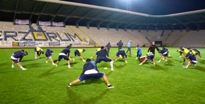 BB Belediye Erzurum Spor Kulüp Başkanı Ali Demirhan,  gece idmanını izledi