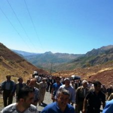 TERÖRÜ BİTİRİRSE BU HALK BİTİRİR...HAKKARİLİLER PKK'NIN KÖPRÜ BOMBALAMASINI PROTESTO ETTİ