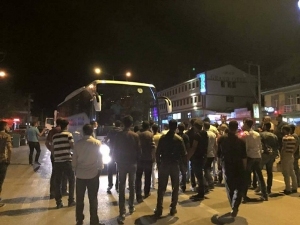 Aşkale'de Terörü Protesto Eden Grup Yolu Trafiğe Kapatmak İstedi