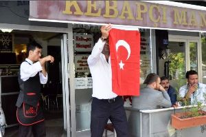 Palandöken Belediyesi Esnaf Ve Vatandaşa Binlerce Türk Bayrağı Dağıttı