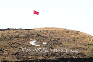 Çat Kaymakamlığı İlçede Bulunan Ziyaret Tepesindeki Bayrak Direğini Yeniledi