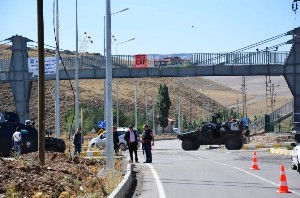 Teröristler Çat-Karlıoava karayolunu kesti