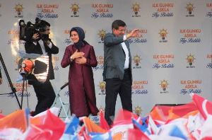 Başbakan Davutoğlu: 'Gündüz siyaset yapıyoruz, gece de 24 saat ülkeyi yönetiyoruz.'
