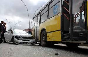 Erzurum'da trafiği kilitleyen kaza