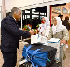 BÜYÜKŞEHİR, HACILARI GÜLLERLE KARŞILADI