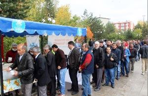 Palandöken Belediyesi Vatandaşlara Aşure Dağıttı