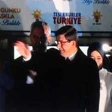 VE DAVUTOĞLU BALKONA ÇIKTI ! 3 ÖNEMLİ MESAJ VERDİ..