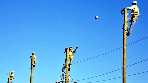 Erzurum'da elektrik işçileri kışa voleybol oynayarak hazırlanıyor