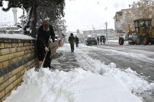 PALANDÖKEN BELEDİYESİ MEVSİMİN İLK KARINI TEMİZLEMEYE BAŞLADI…