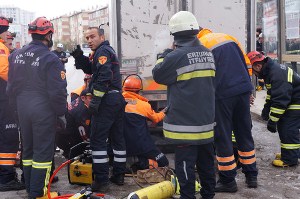 Erzurum'da Korkunç Kaza!.. Ekmek Almaya Giden Kadın Kamyon Altında Can Verdi