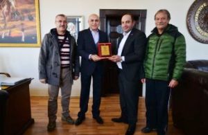 Spor Bilimlerinden Korkut’a Plaket