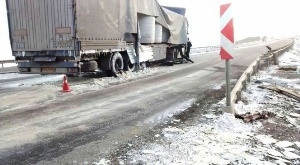 Erzurum'da Kamyon Park Halindeki Tır'a Çarptı