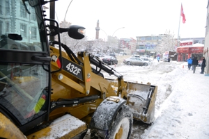 Yakutiye, dört bir yandan kar çalışması yapıyor