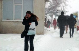 Erzurum’da kar yağışı ve tipi hayatı felç etti.