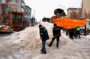 Palandöken'de vatandaş kar engeline takılmıyor