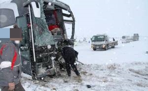 Erzincan'da Erzurum Yolcu Otobüsü ile Tır Çarpıştı: 17 Yaralı Var