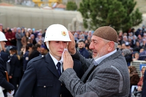 Şehidin Dedesi, "Ağlama, Düşmanları Güldürme" Diyerek Polisin Gözyaşlarını Sildi