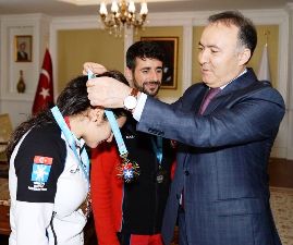 Vali Altıparmak, Demirspor’un Başarılı Sporcularını Ödüllendirdi