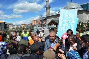 ÇAT BELEDİYESİ ERZURUM'U GÜL YAĞMURUNA TUTTU ...ÇAT BELEDİYESİ, KUTLU DOĞUM HAFTASI DOLAYISIYLA VATANDAŞLARA 12 BİN ADET GÜL DAĞITTI